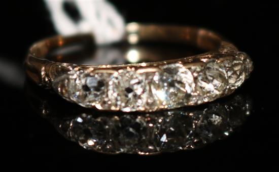 A Victorian gold and graduated five stone diamond ring, size Q.